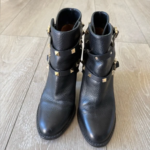 Valentino Garavani Black Grained Leather Rockstud Block Heel Ankle Boot - Picture 13 of 15